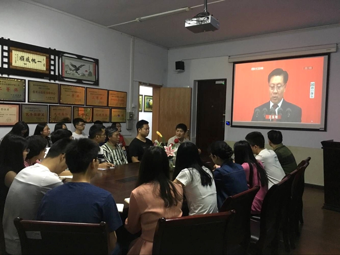 医学影像学院师生收看现场